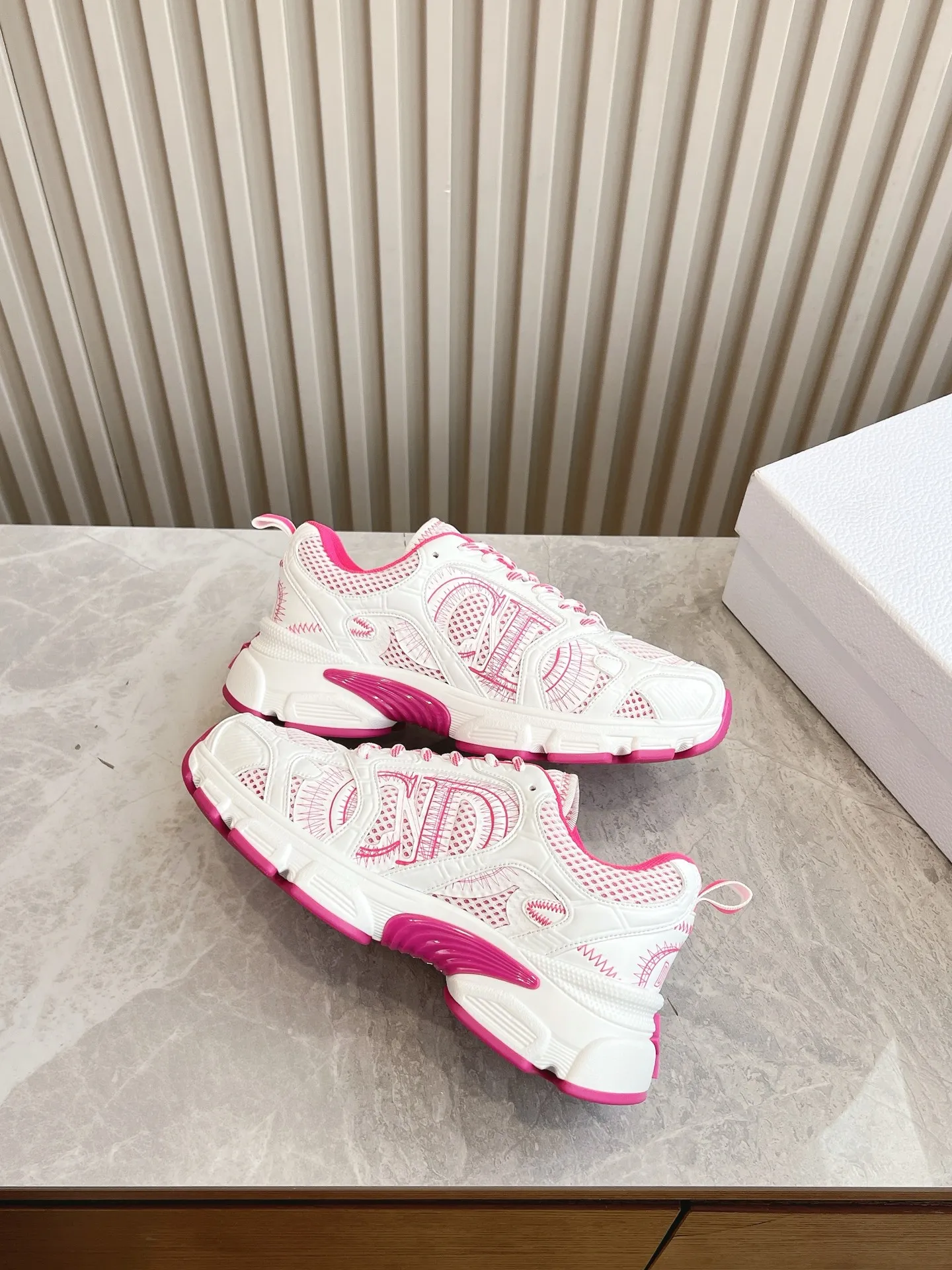 👟👟Ex-factory price 640👟👟 (Top version) Dior Chrono series sports shoes Purchased and developed in Taikoo Hui for RMB 18,200. This Dior chrono sports shoe continues the timeless silhouette and is carefully made of mesh, so it will be particularly comfortable on the feet. It is decorated with CD special craftsmanship logo to enhance the style. The lightweight style is matched with the "Christian Dior" logo thin sole, suitable for all seasons, and can be matched with all kinds of casual looks to add a finishing touch. Classic and super durable. Upper: cowhide stitching. Original molded outsole. Size: 35-41. Full set of counter synchronized gift box 💝 packaging